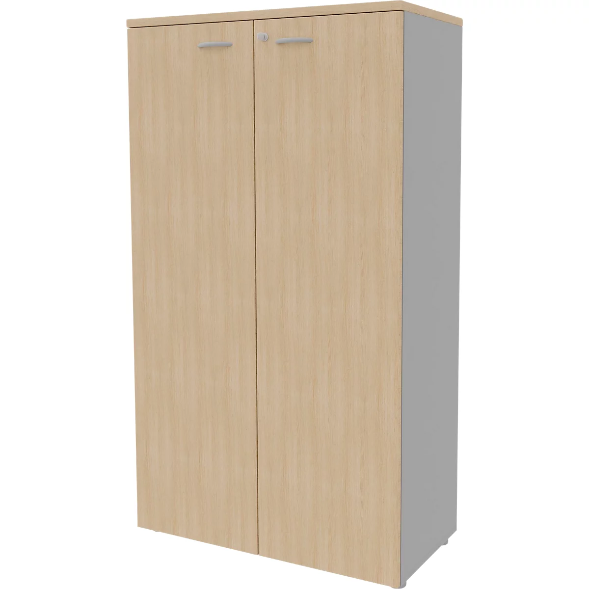 Armoire en bois clair avec deux portes et poignées argentées.