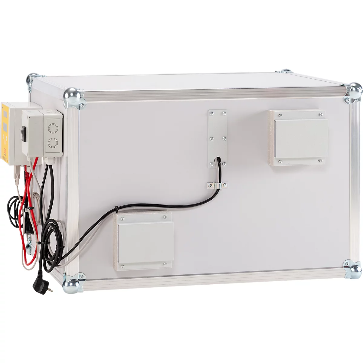 Boîte blanche avec éléments techniques, connexions métalliques et câbles.