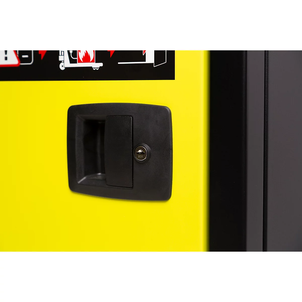 Gros plan d'un loquet de porte noir avec trou de serrure sur fond jaune.