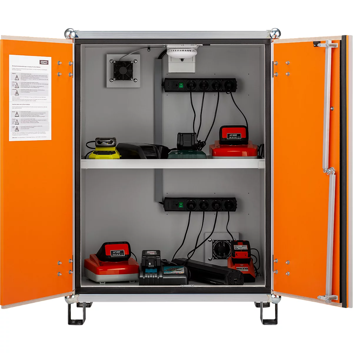 Une armoire à outils ouverte avec des portes orange. À l'intérieur de l'armoire se trouvent des outils, des chargeurs et des prises.