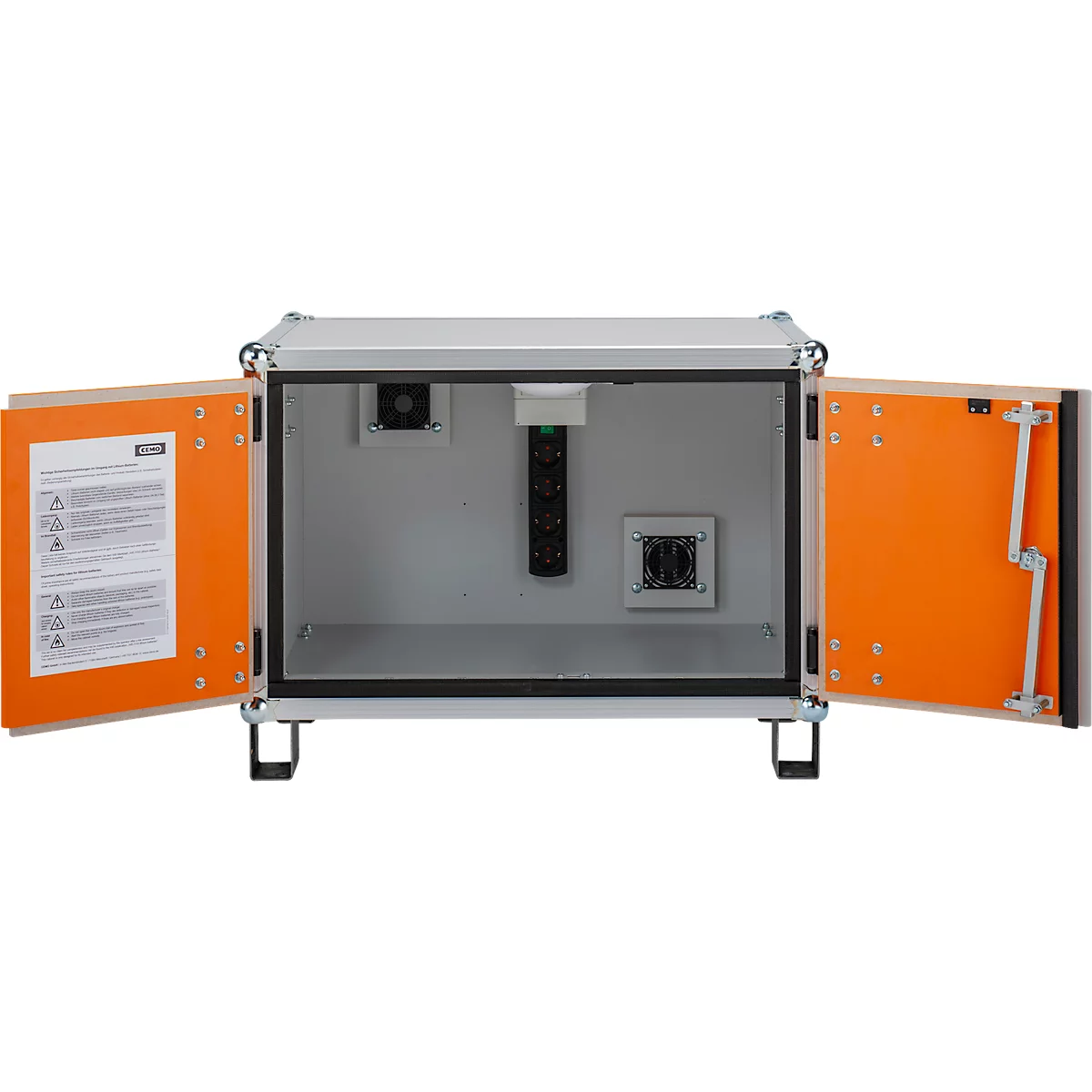 Coffre gris ouvert, portes orange, intérieur : ventilateur, multiprise, prises.