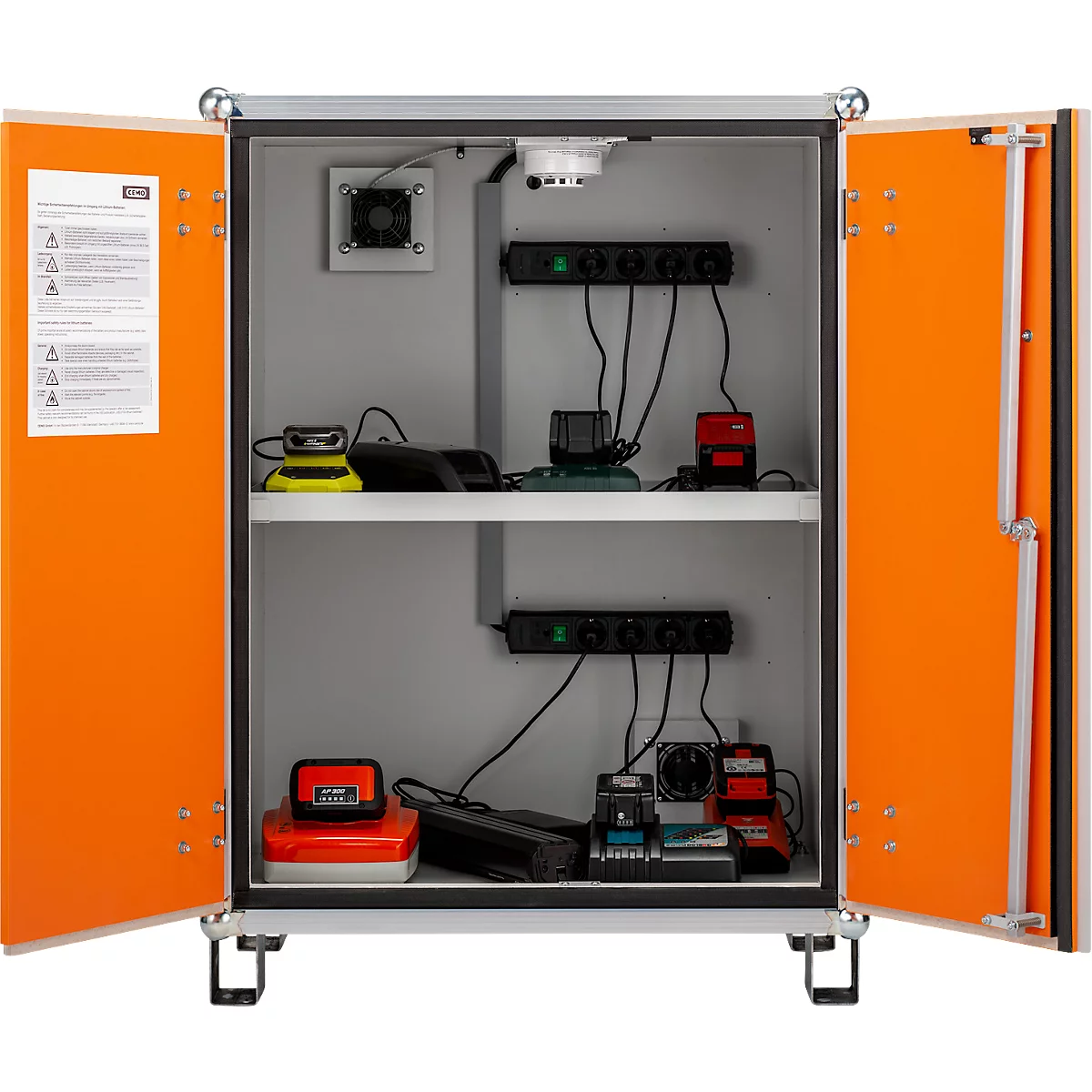 Armoire ouverte avec étagères. Des appareils tels que des batteries, des chargeurs et des multiprises sont fixés aux murs. Les portes sont oranges.