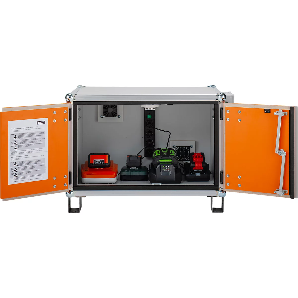 Une boîte à outils grise ouverte avec des portes orange. À l'intérieur se trouvent des chargeurs, une multiprise et un ventilateur.