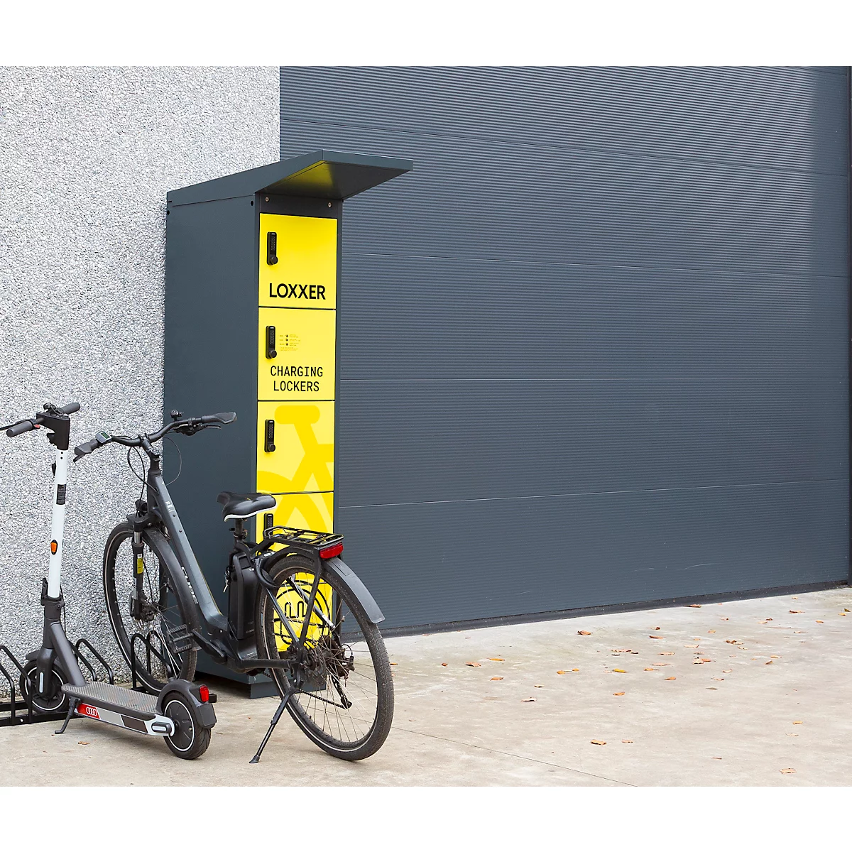 Vélo et trottinette électrique devant une borne de recharge jaune Loxxer. Texte : Charging Lockers.