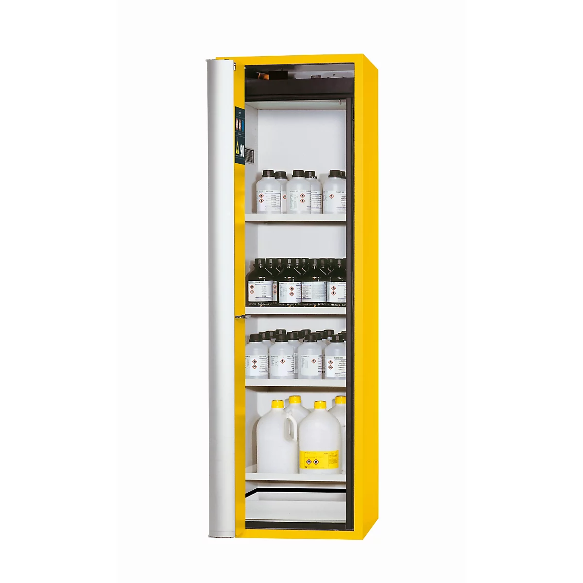 Armoire de sécurité jaune avec porte ouverte. Bouteilles et bidons de produits chimiques sur les étagères.
