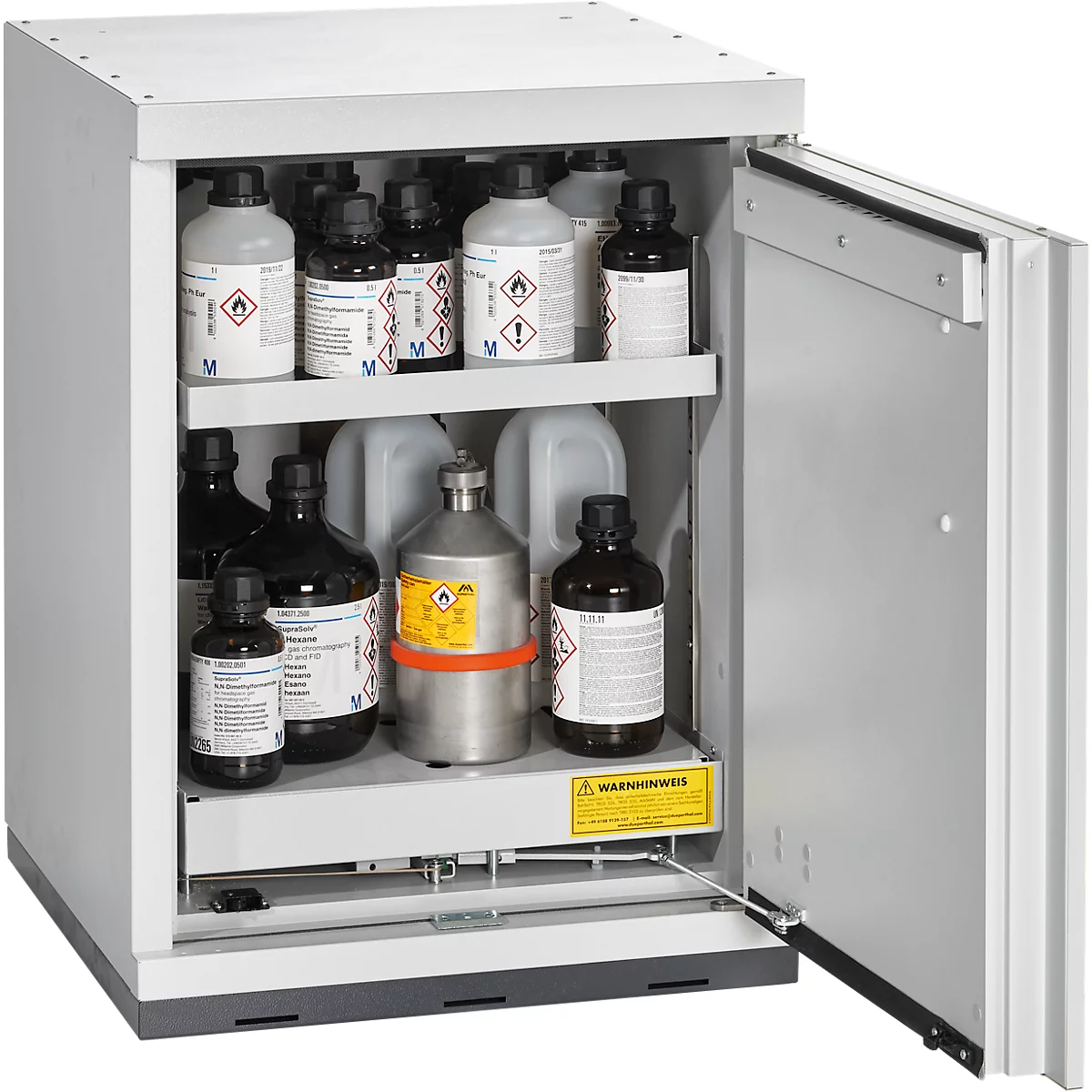 Armoire en acier ouverte remplie de diverses bouteilles de produits chimiques. Un panneau d'avertissement jaune se trouve sur une étagère.