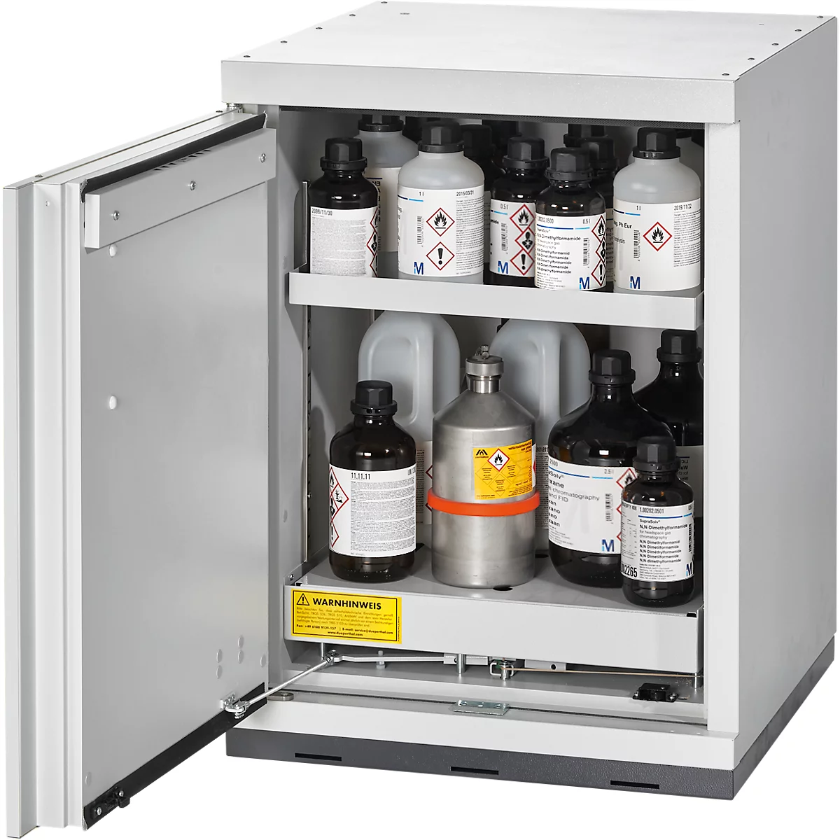 Une armoire grise ouverte remplie de flacons de produits chimiques. Un panneau jaune indique "AVERTISSEMENT".