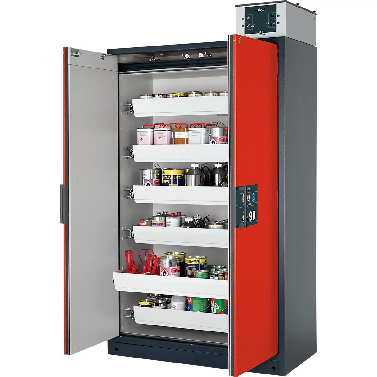 Armoire de sécurité rouge et grise ouverte avec des étagères remplies de bouteilles, de bocaux et de canettes. La porte a un affichage avec le numéro 90.