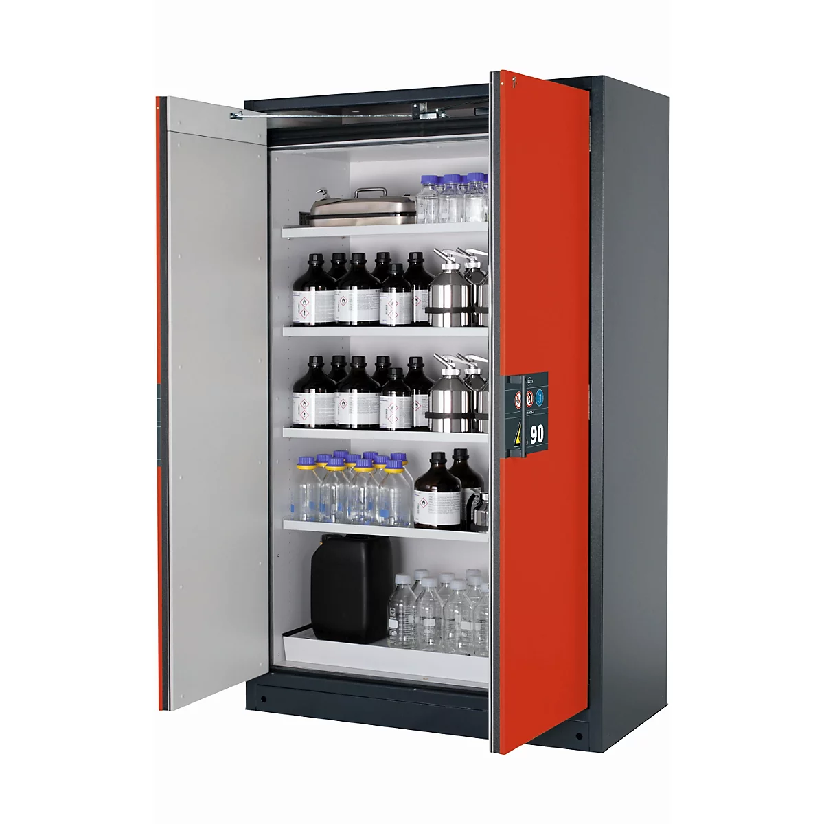 Une armoire de sécurité rouge et grise, ouverte. Des bouteilles, des conteneurs et de la verrerie sont visibles sur plusieurs étagères à l'intérieur.