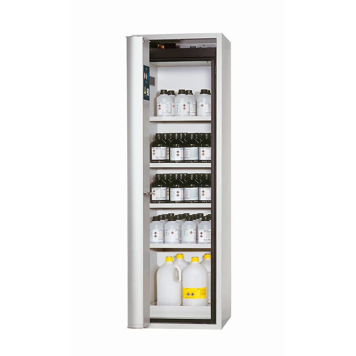 Une armoire de laboratoire grise ouverte avec des flacons et des bidons de produits chimiques.