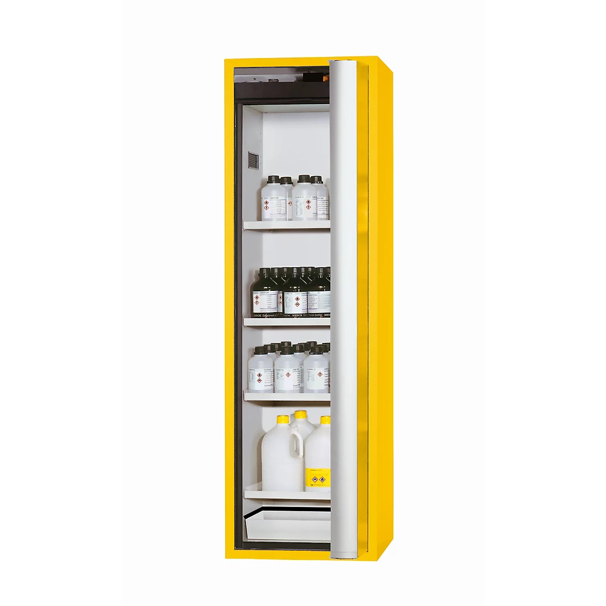 Armoire de laboratoire jaune, porte ouverte, remplie de bouteilles et de bidons. Intérieur blanc, étagères. Jaune à gauche, cadre de porte blanc à droite.