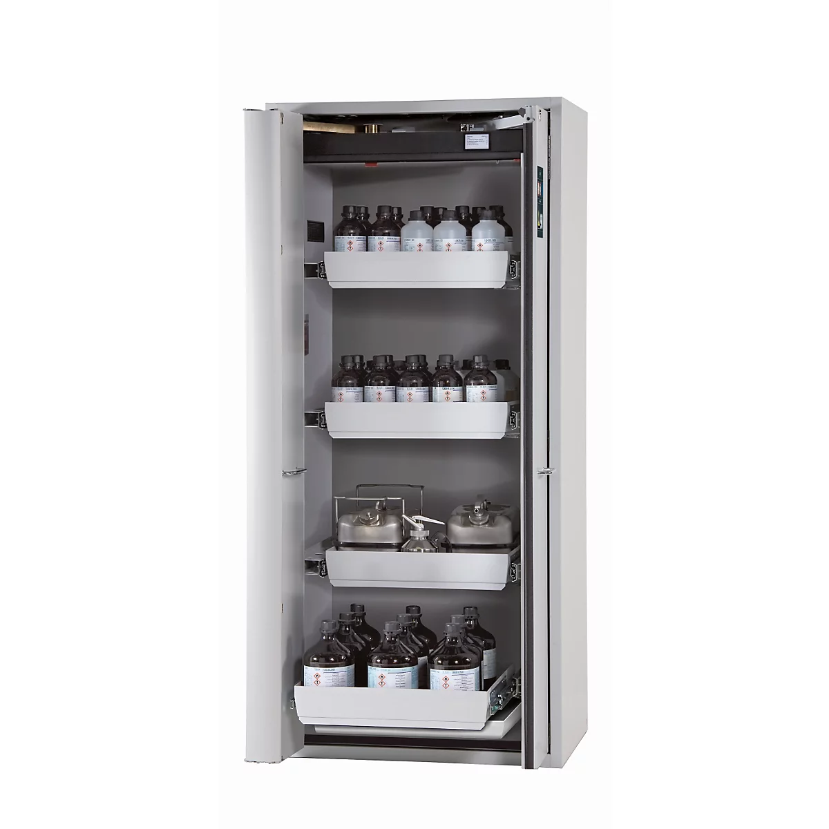 Armoire de laboratoire ouverte avec plusieurs étagères. On y trouve des bouteilles et des récipients contenant divers contenus.