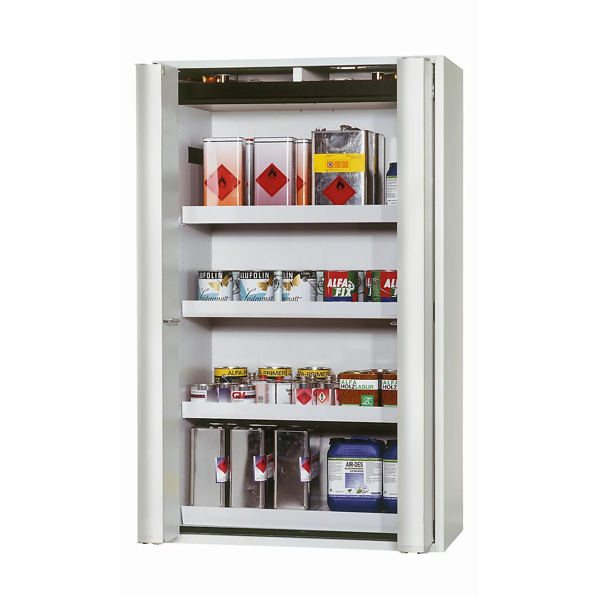 Une armoire blanche, ouverte, avec plusieurs étagères. Sur celles-ci se trouvent des bidons, des boîtes et des bouteilles avec des symboles de danger.