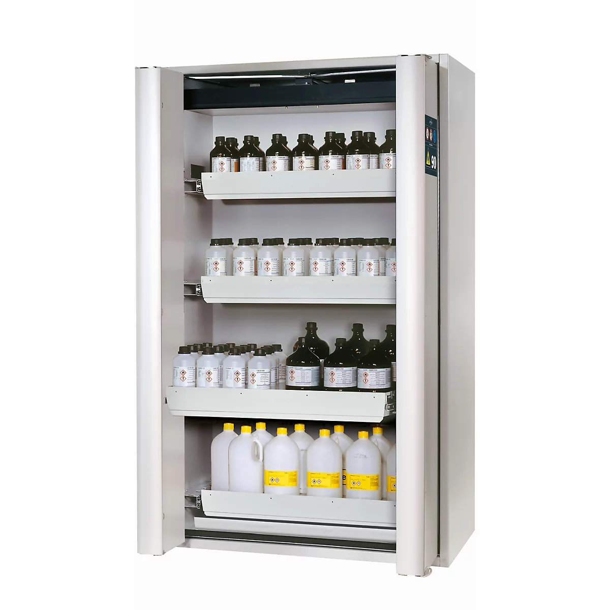 Armoire avec des flacons de produits chimiques de différentes tailles. Les portes sont ouvertes.