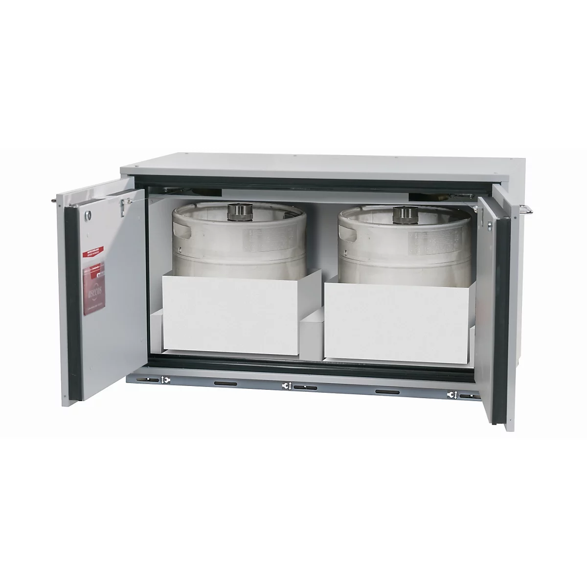 Glacière avec deux fûts de bière. Les portes sont ouvertes.