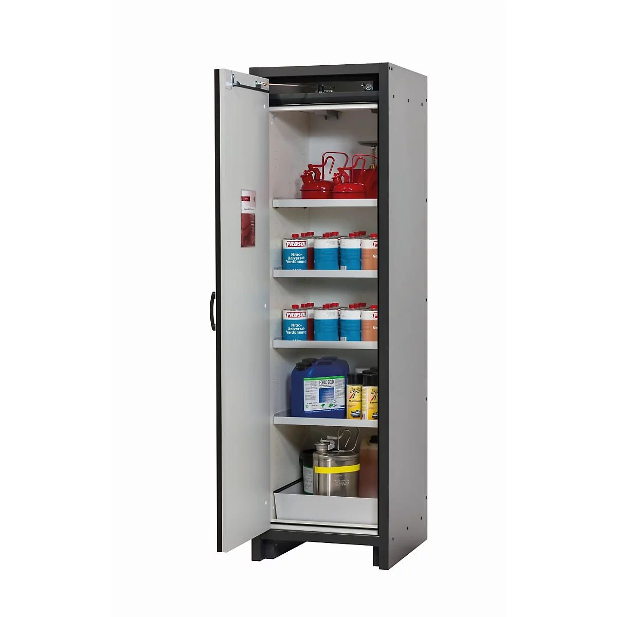 Armoire de sécurité avec porte ouverte, remplie de bouteilles et de bidons.