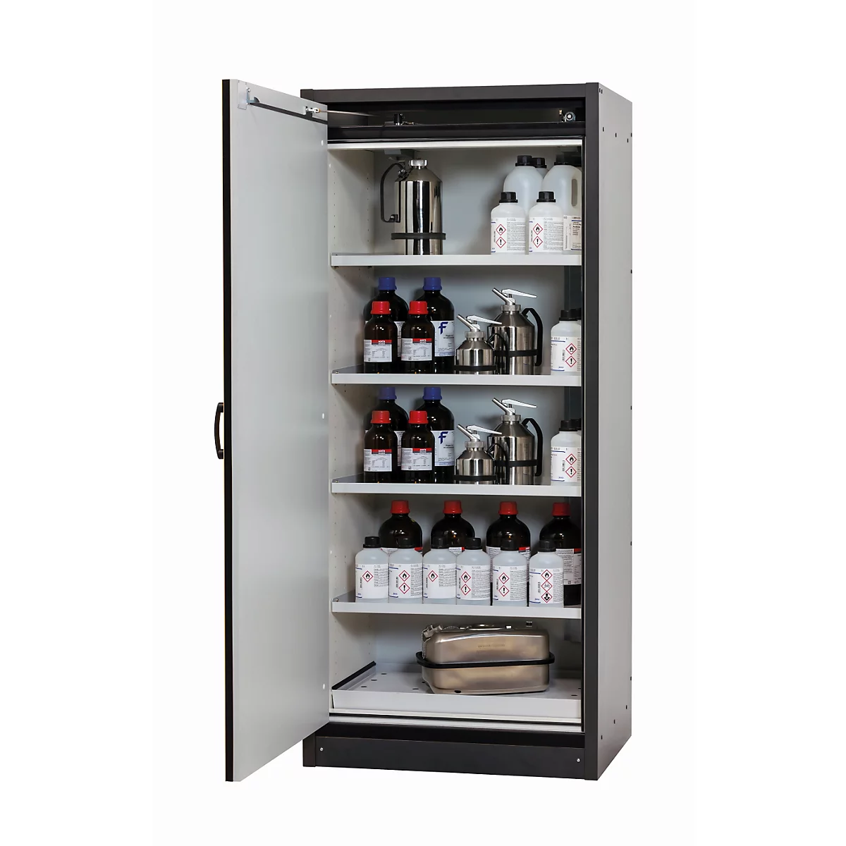 Armoire de laboratoire ouverte contenant des produits chimiques en bouteilles et des pulvérisateurs. L'armoire comporte plusieurs étagères.