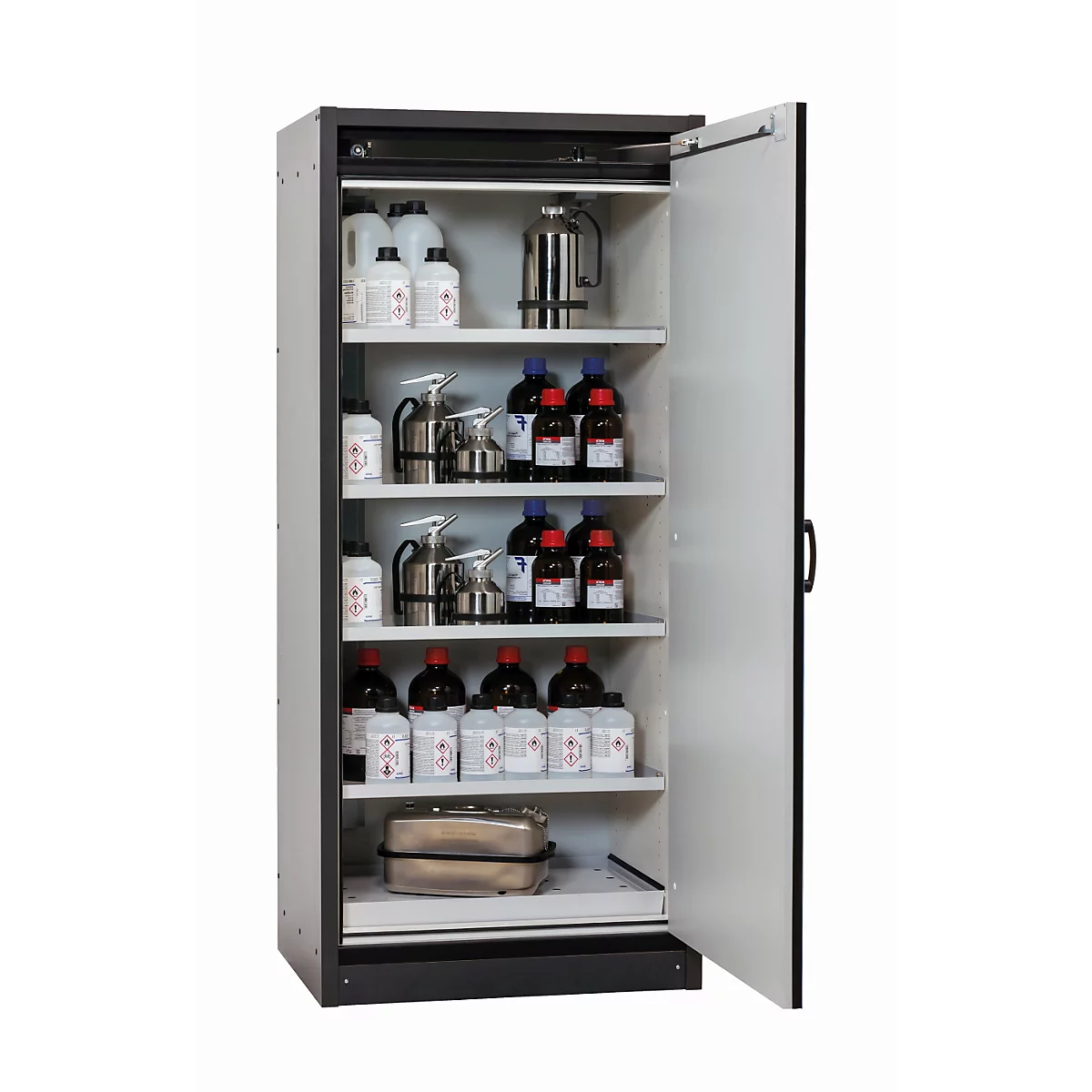 Une armoire ouverte avec plusieurs étagères. Sur les étagères se trouvent des flacons de produits chimiques, des équipements et des conteneurs avec des symboles de danger.