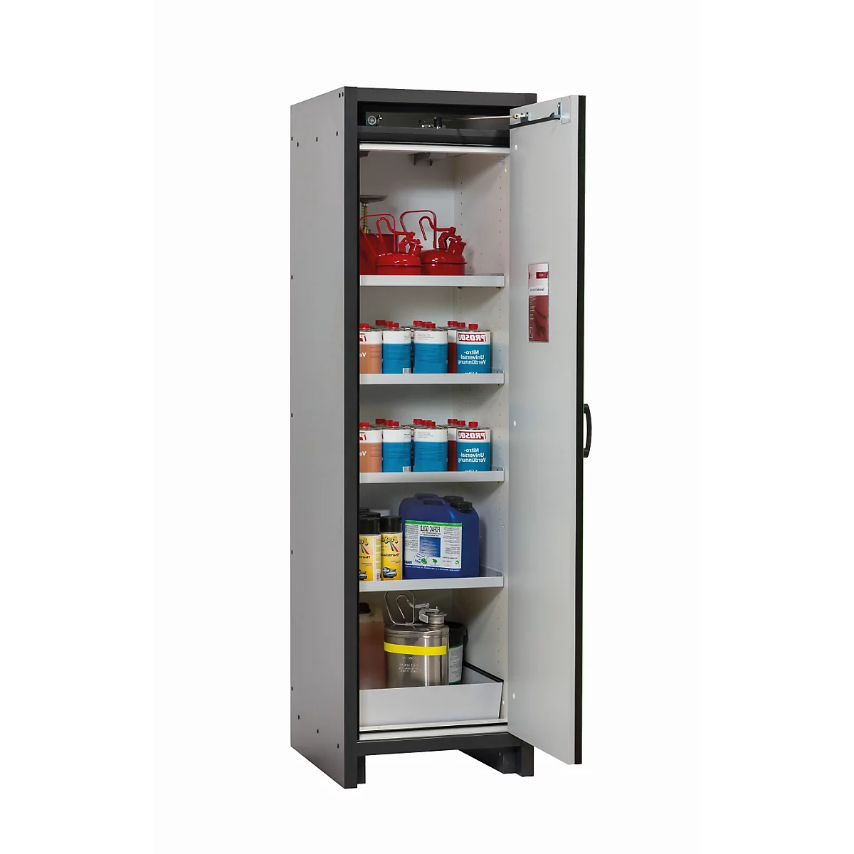 Armoire de sécurité ouverte avec produits chimiques et liquides. Des conteneurs de différentes tailles sont disposés sur cinq étagères.