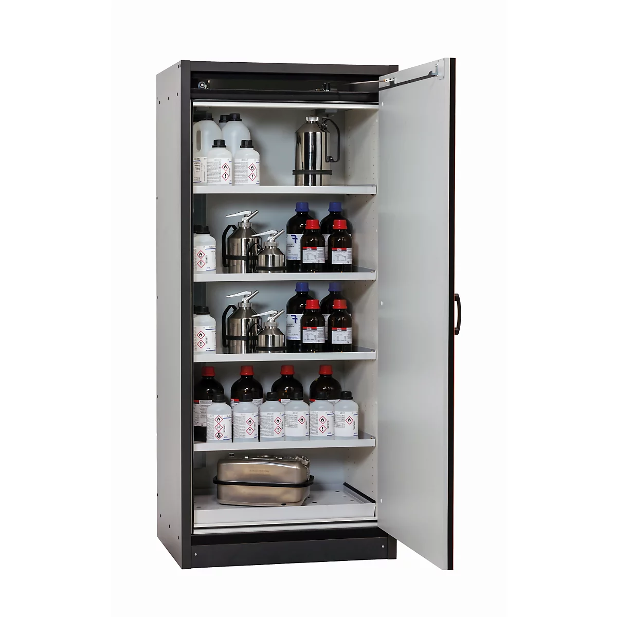 Armoire avec porte ouverte, remplie de bouteilles et de contenants. Autocollants avec symboles de danger.