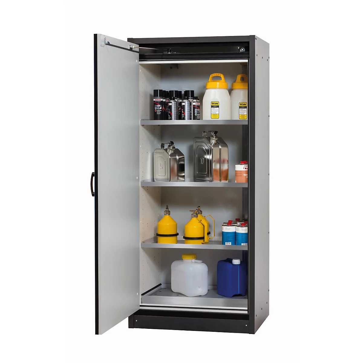 Une armoire ouverte remplie de divers récipients et bouteilles. La porte est ouverte. Des étagères métalliques sont visibles à l'intérieur de l'armoire.