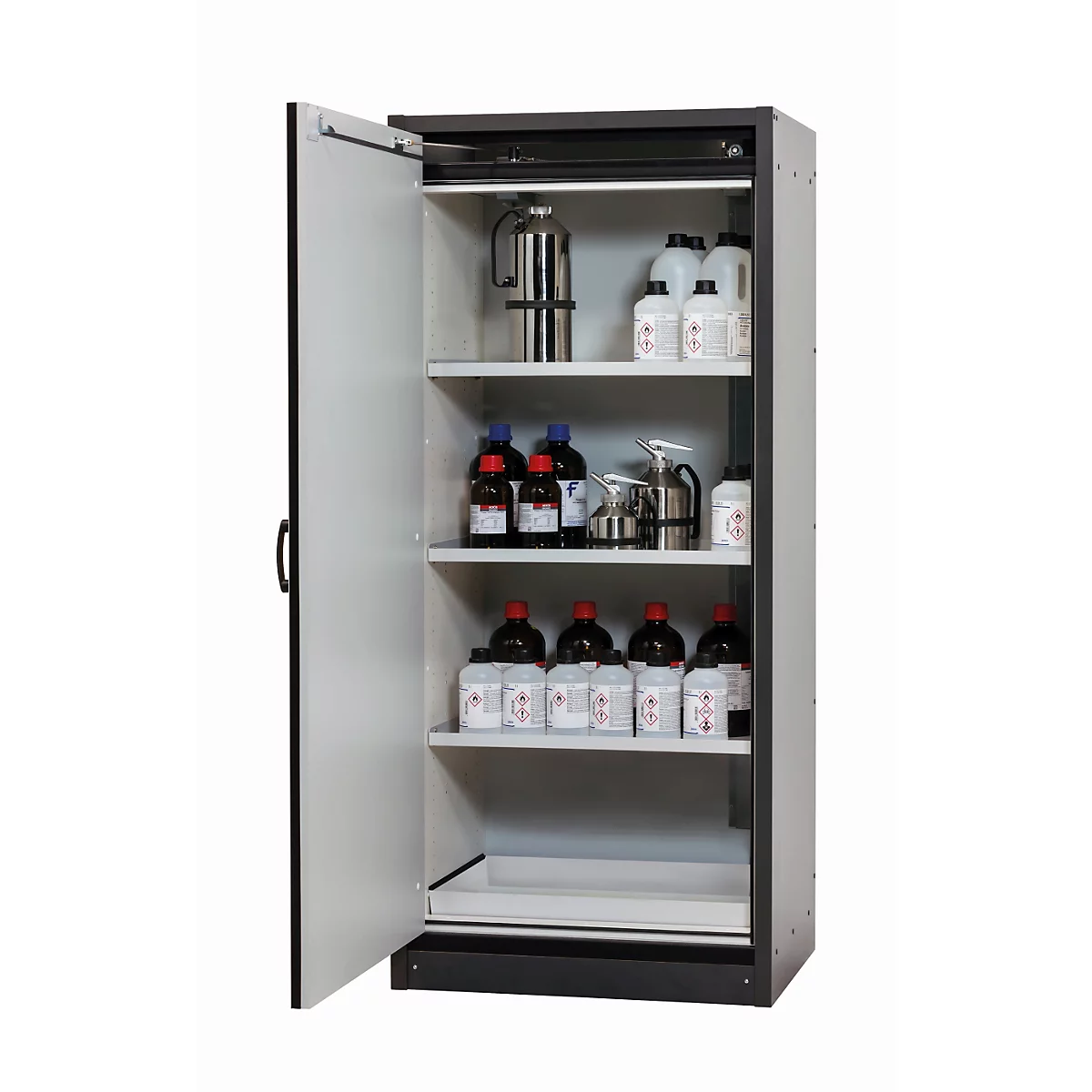Une armoire grise ouverte avec des flacons de produits chimiques, des béchers et un extincteur sur les étagères.