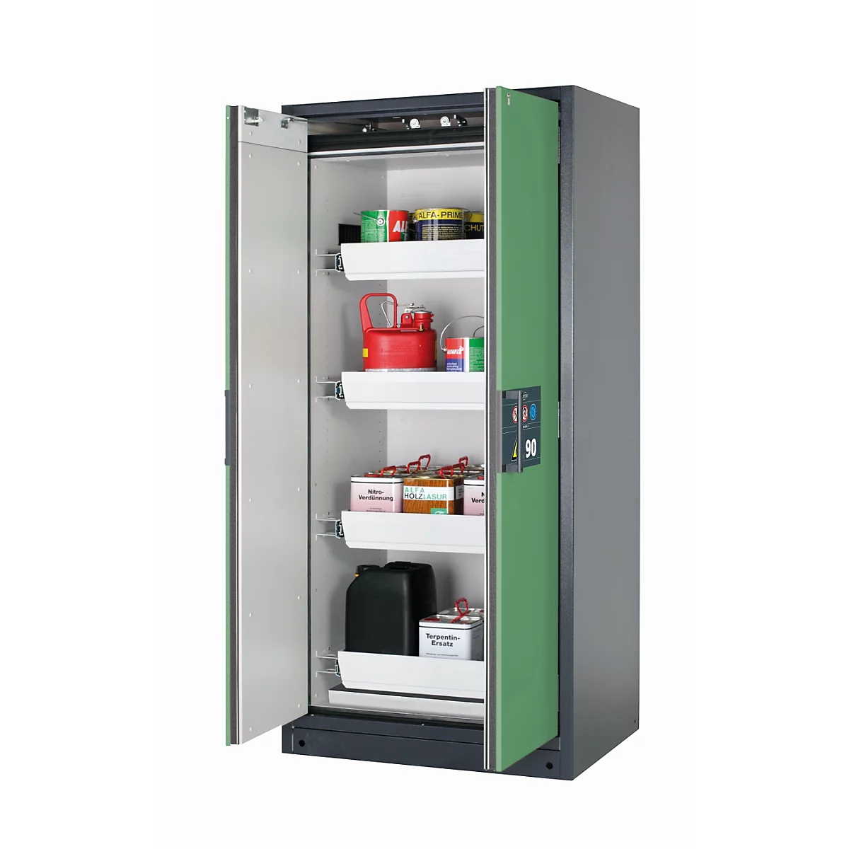 Une armoire de sécurité verte avec la porte ouverte. Divers contenants et bouteilles sont stockés sur les étagères blanches.