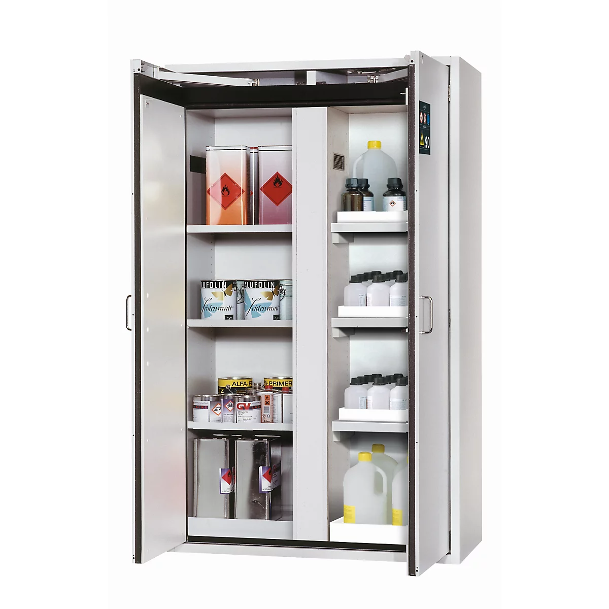 Une armoire de sécurité grise ouverte avec divers produits chimiques et conteneurs. Bidons rouges et orange, bouteilles, boîtes de peinture et plus encore.