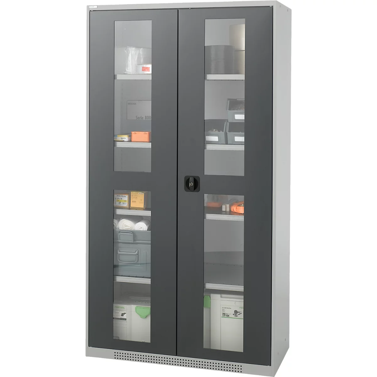Armoire métallique haute gris clair avec deux portes battantes dotées chacune de grandes vitres.