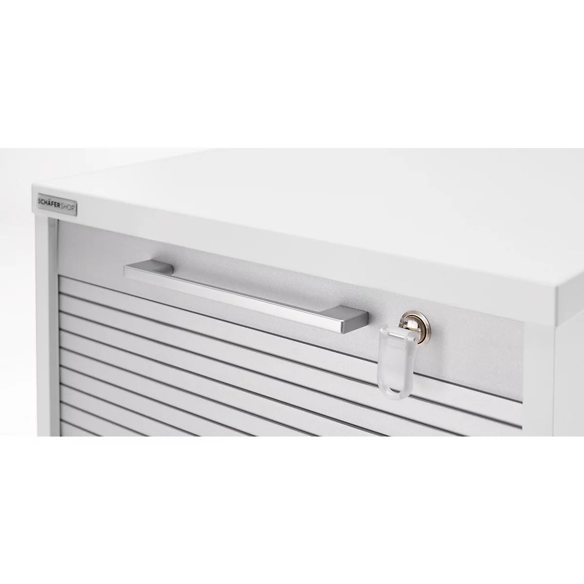 Gros plan sur un meuble de bureau blanc avec des lattes horizontales et une barre de poignée argentée. Clé dans la serrure.