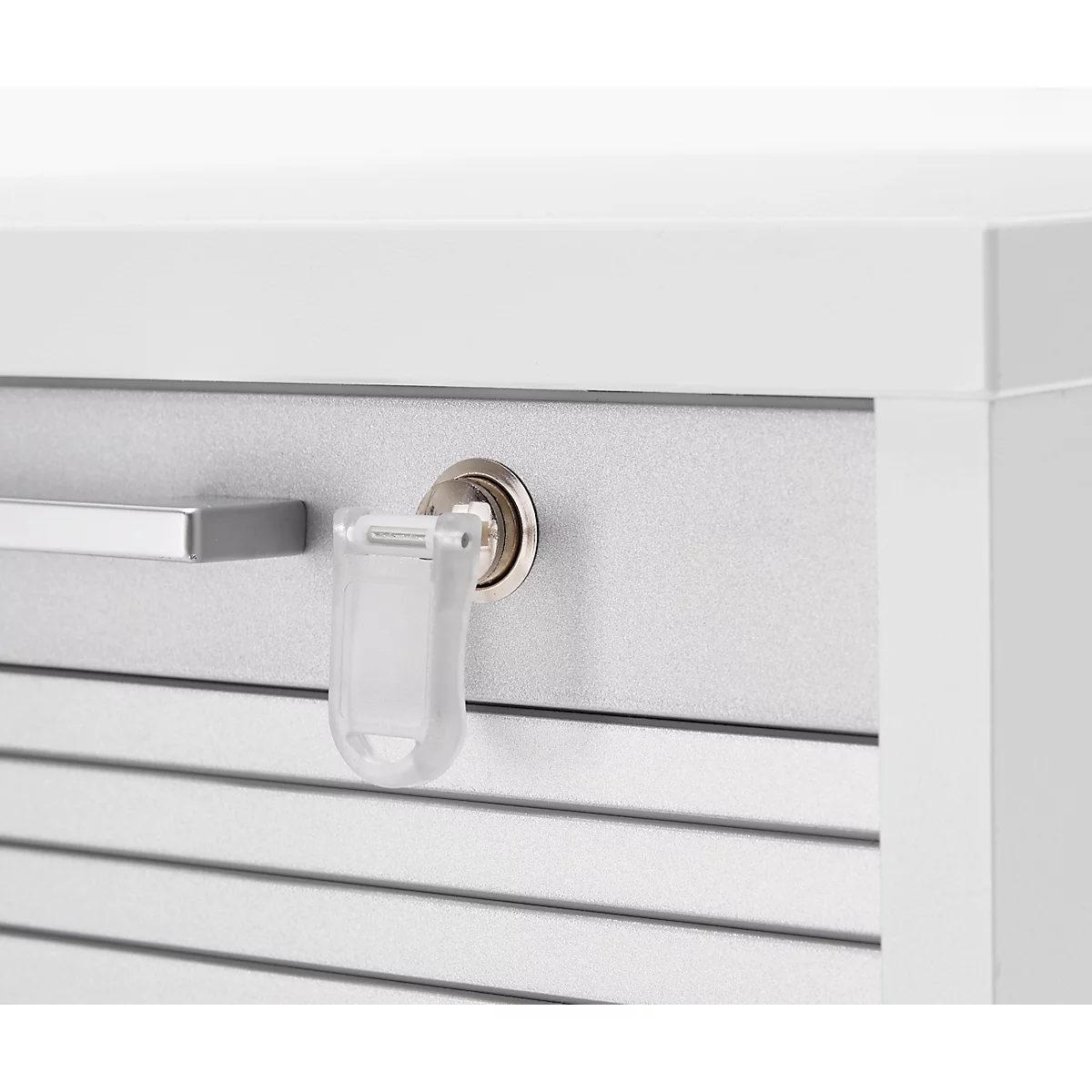 Gros plan sur une armoire blanche à portes coulissantes. Une clé est dans la serrure et est dans une housse de protection transparente.