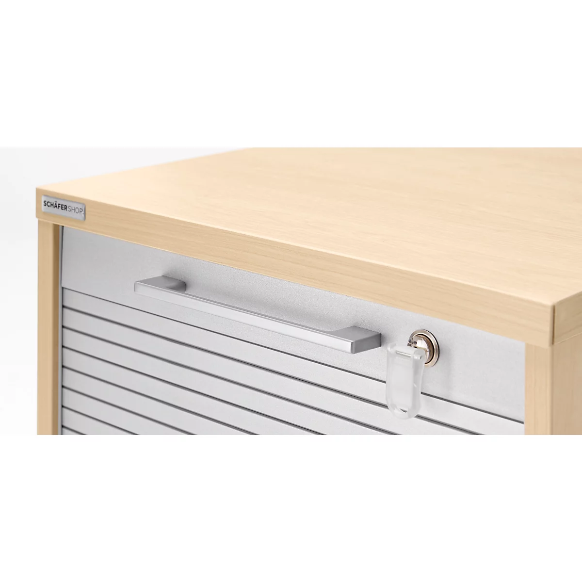 Gros plan d'une armoire de bureau. L'armoire a un dessus en bois clair, une façade grise avec des lattes et une poignée argentée. Une clé est dans la serrure.