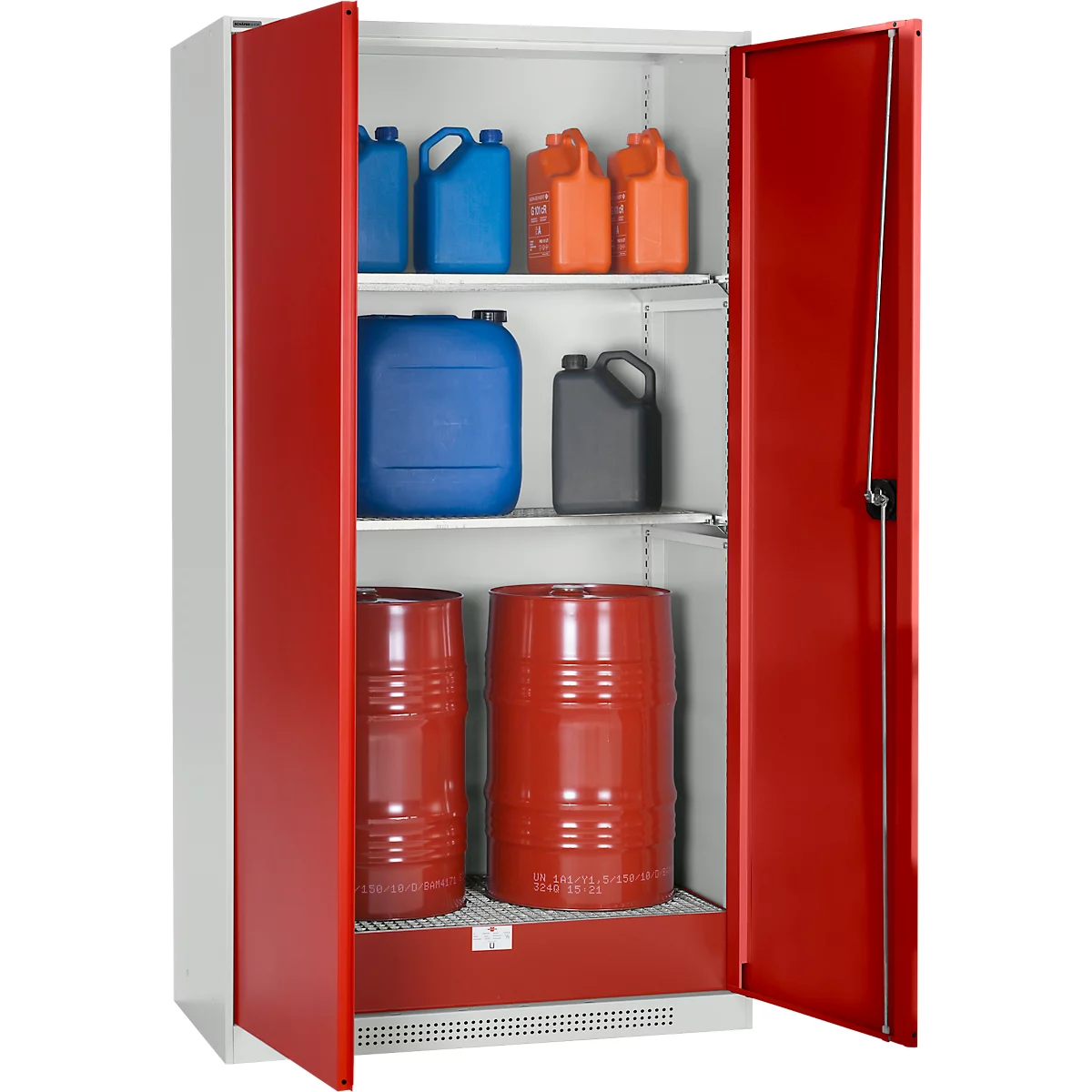 Une armoire en acier rouge ouverte, remplie de conteneurs et de barils.