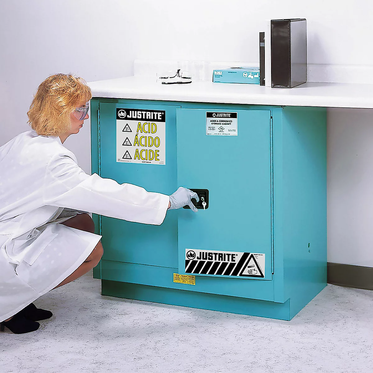 Armoire pour produits chimiques Justrite FM Undercounter Sure-Grip® EX, pour produits corrosifs, jusqu'à 83 litres, portes à fermeture manuelle ou automatique, bleu