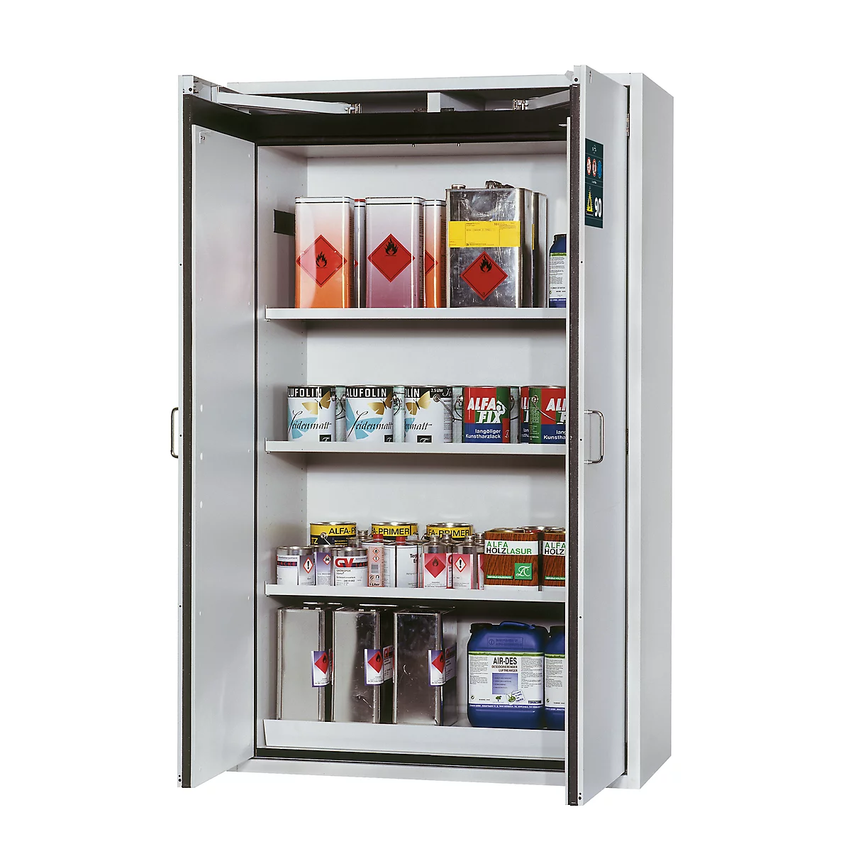 Armoire blanche avec portes ouvertes, remplie de pots de peinture, de bidons et de conteneurs de marchandises dangereuses. Des symboles d'avertissement sont clairement visibles sur les conteneurs.
