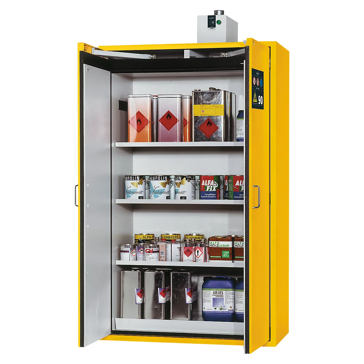 Armoire de sécurité jaune avec portes ouvertes. Étagères remplies de bidons et de produits chimiques. Panneaux d'avertissement à l'extérieur.