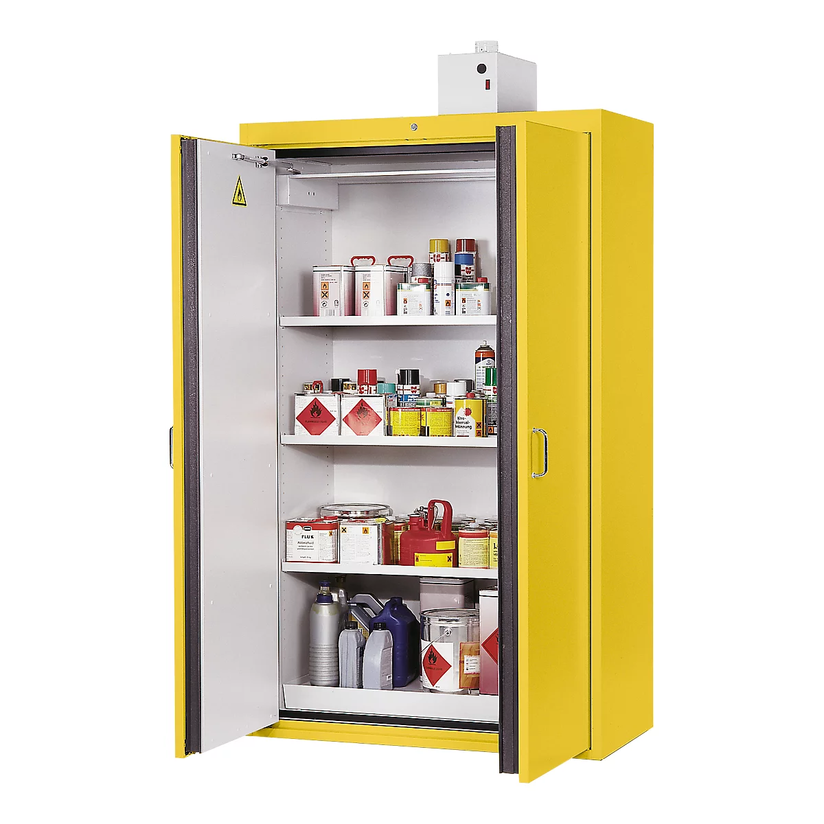 Armoire de sécurité jaune avec porte ouverte, remplie de produits chimiques et d'étiquettes de matières dangereuses.