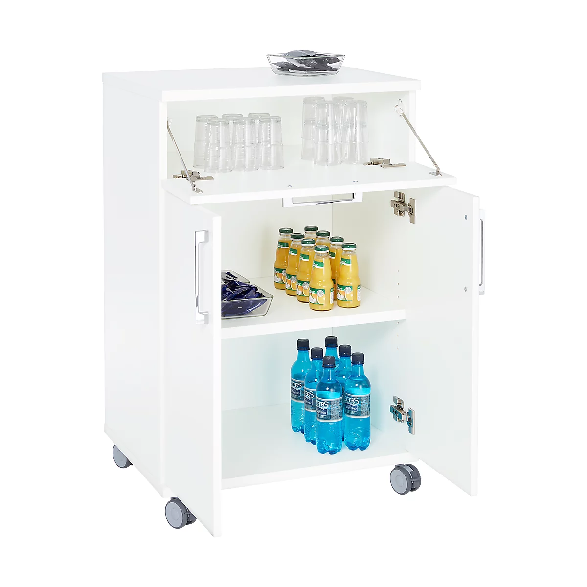 Meuble à boissons blanc avec boissons, verres et eau bleue sur roulettes. Le volet supérieur est ouvert, révélant des bouteilles.