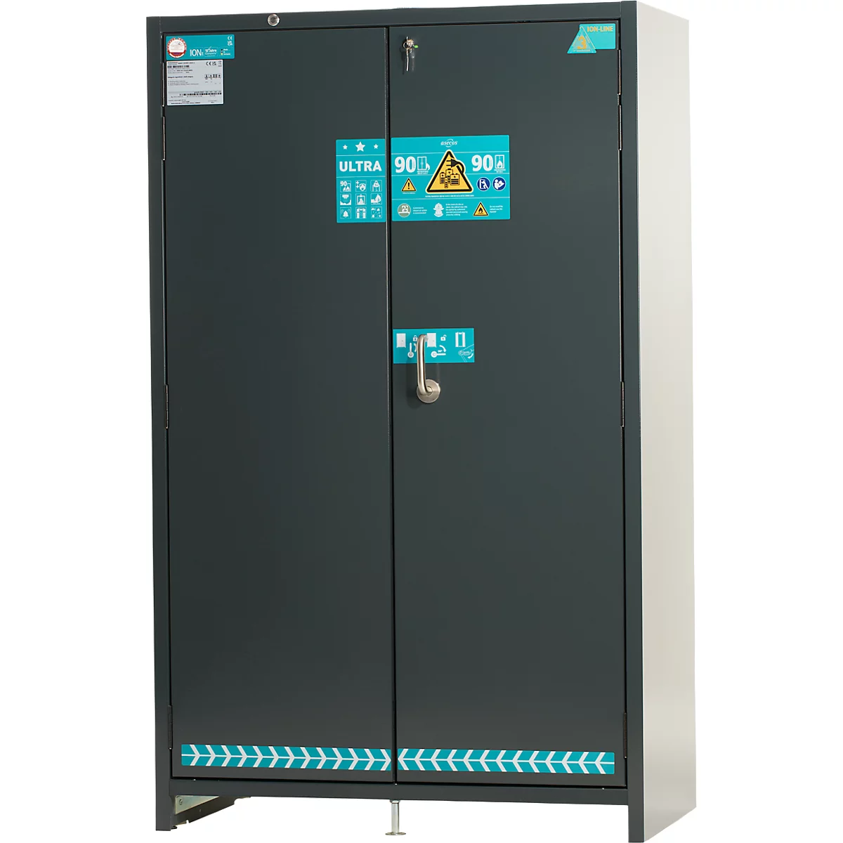 Dunkelgrauer Stahlschrank mit zwei Türen, Aufklebern und Griff. Der Schrank steht auf einem weißen Hintergrund.