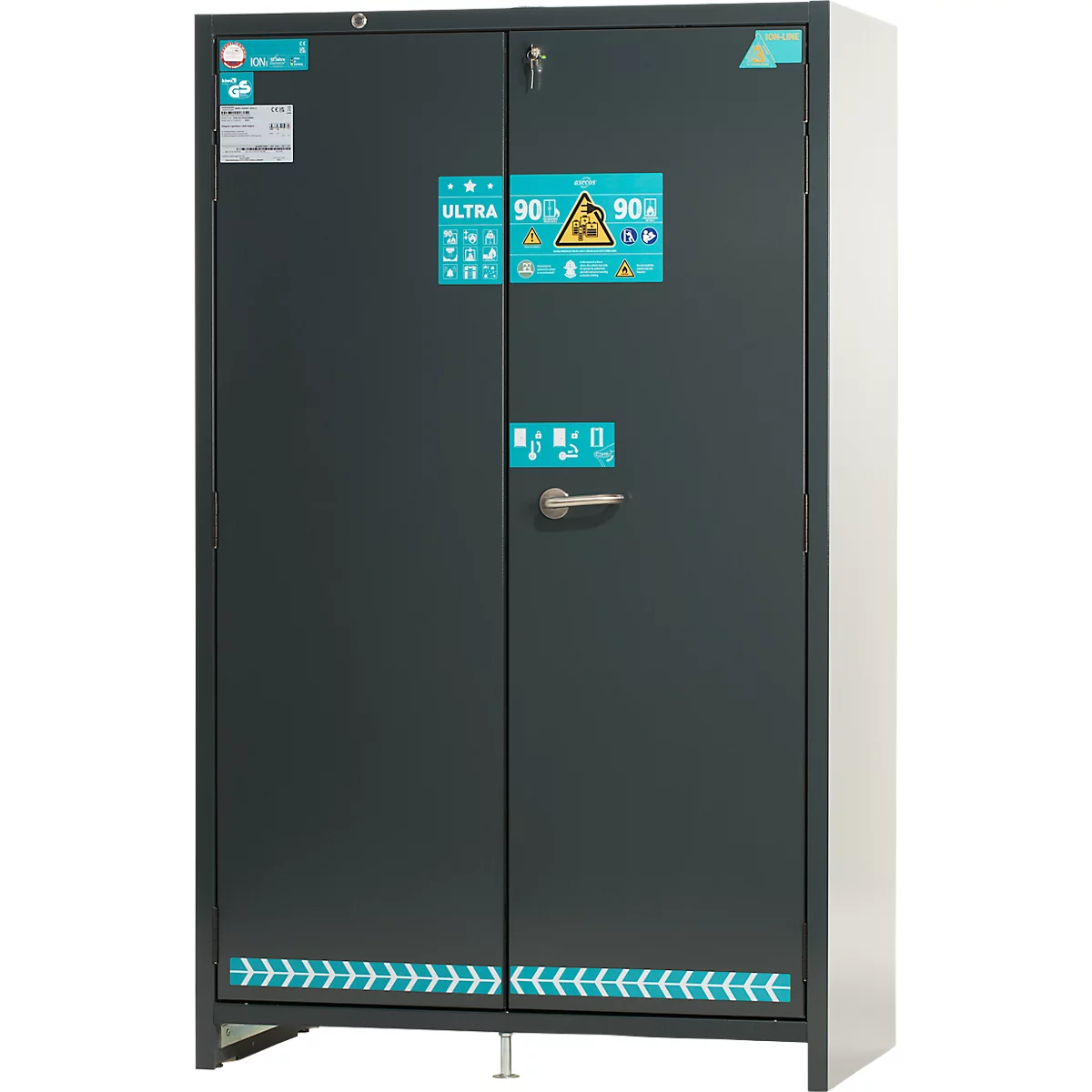 Dunkelgrauer Stahlschrank mit zwei Türen, Griff und Aufklebern. Blaue Pfeile unten.