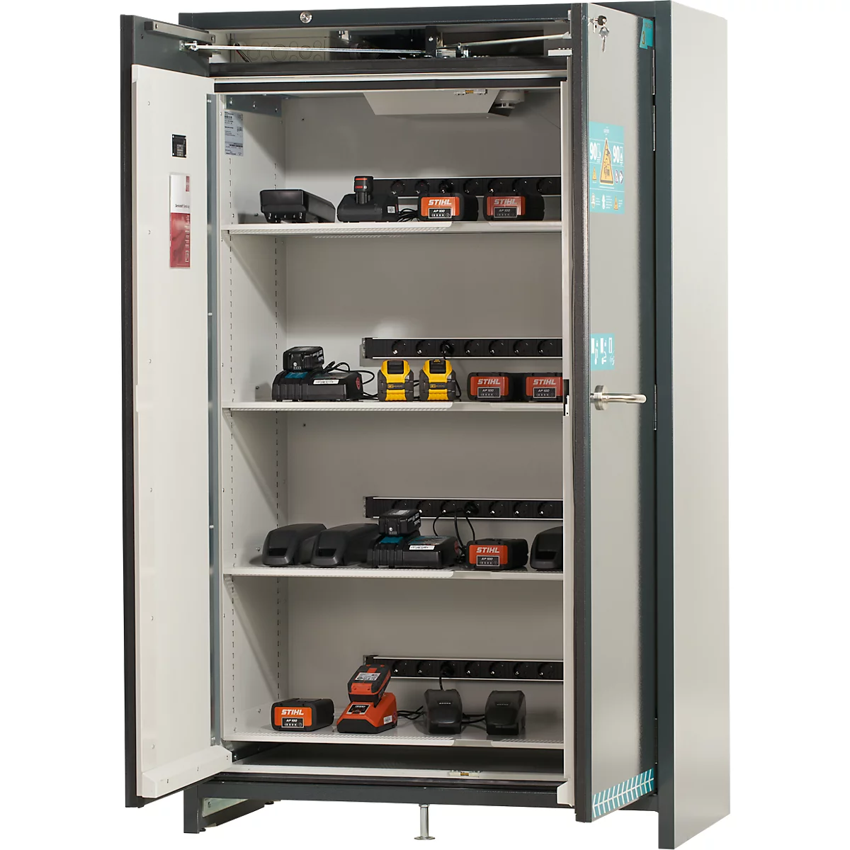 Offener Schrank mit Werkzeugen, Batterien und Ladegeräten. Links offen, rechts geschlossen. Innen hell, außen grau.