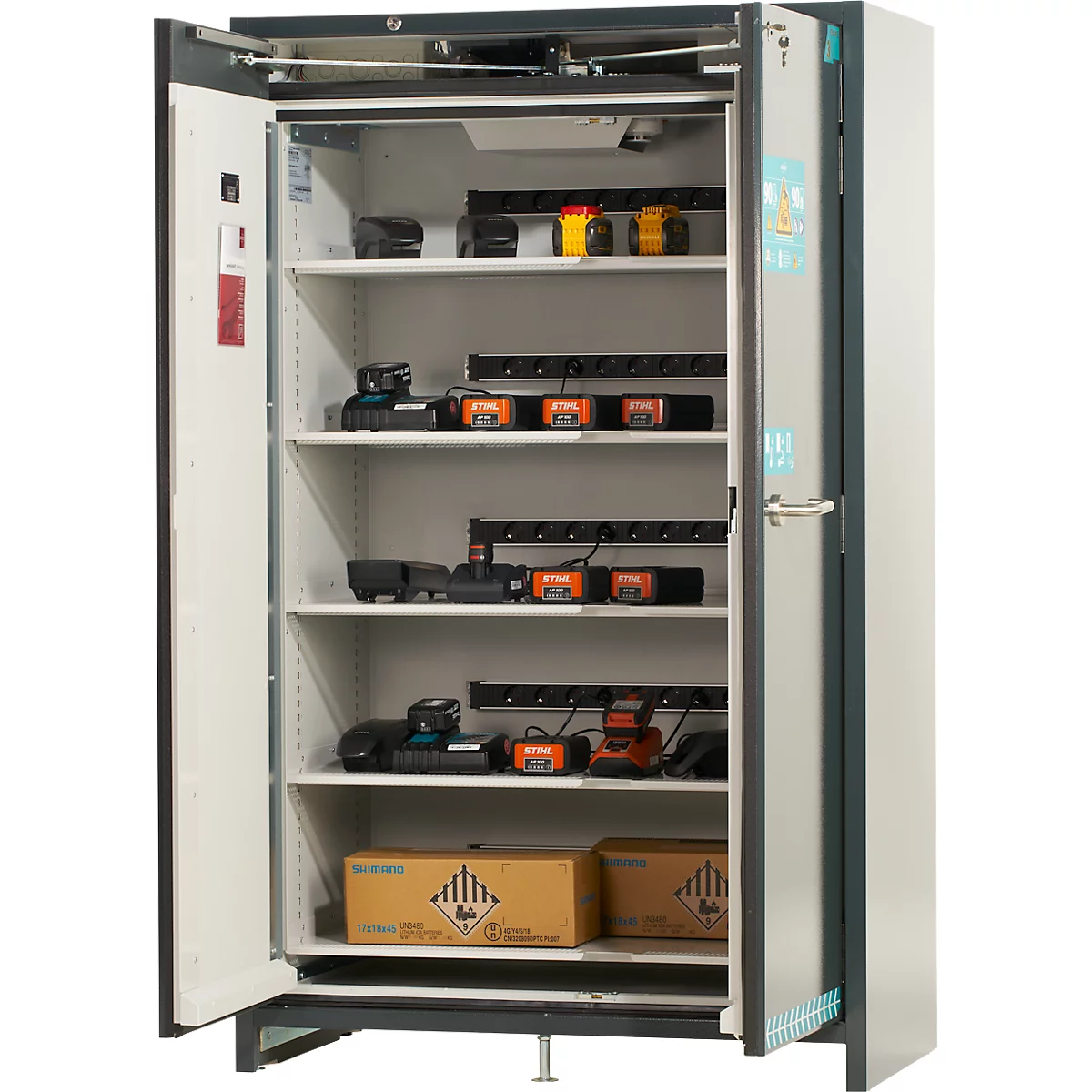 Ein offener Werkzeugschrank mit verschiedenen Werkzeugen und Akkus auf Regalen. Auf dem untersten Regal befinden sich zwei Kartons.