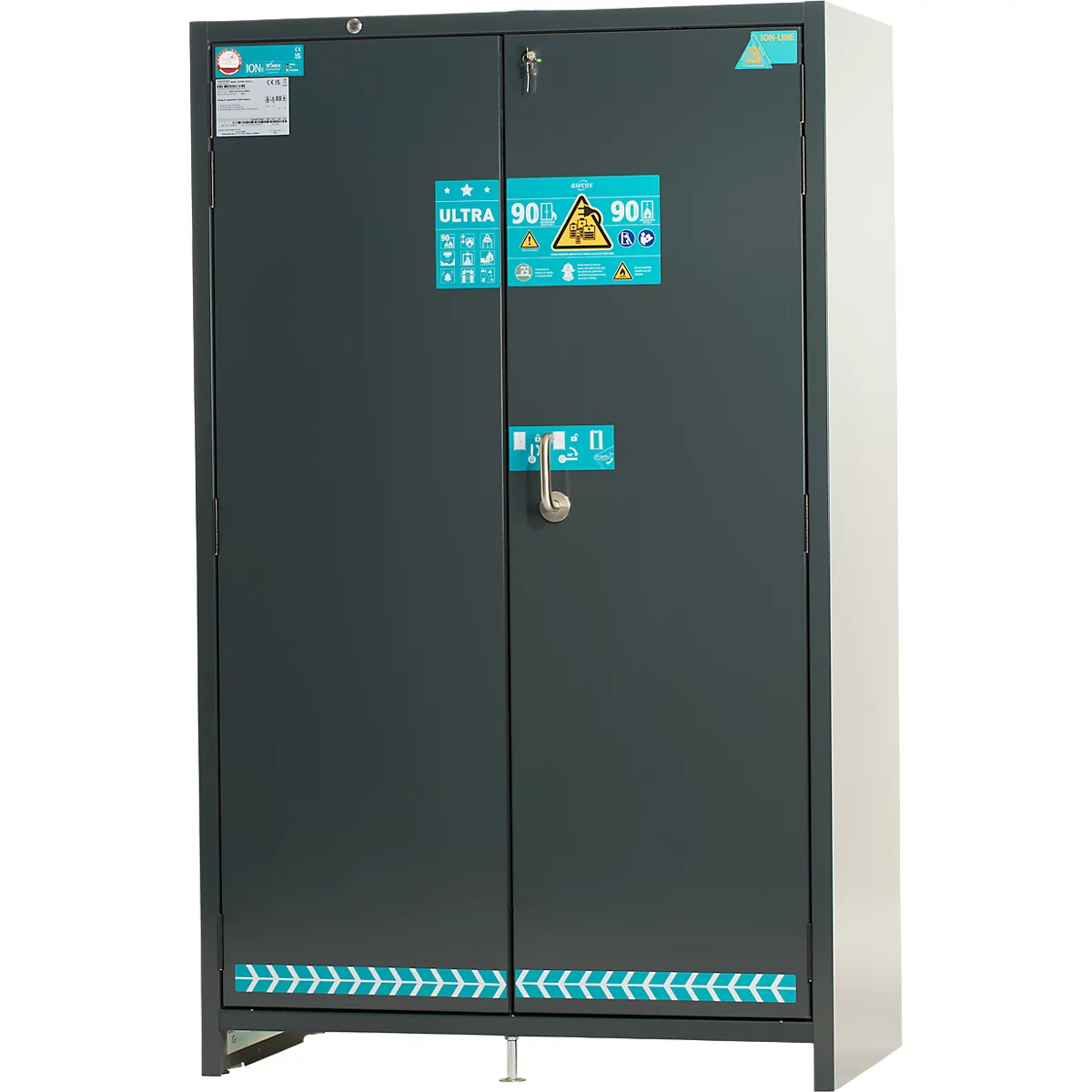Dunkelgrauer Stahlschrank mit zwei Türen, Aufklebern und Griff. Oben Aufkleber mit dem Wort ULTRA und 90. Unten eine Zierleiste.