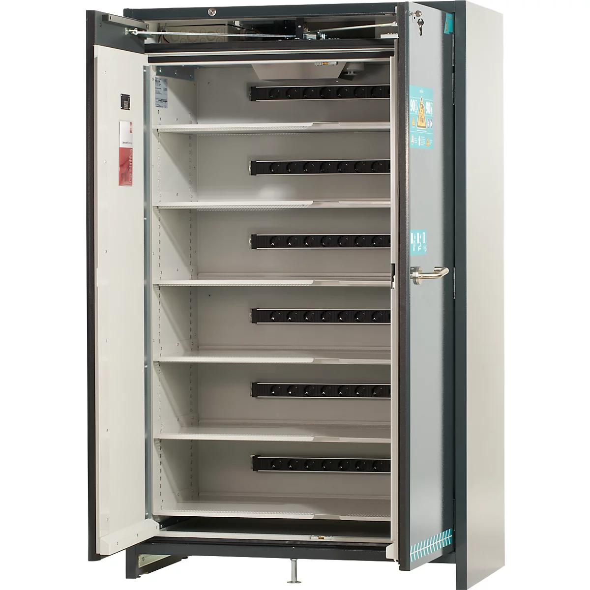 Ein offener, grauer Schrank mit mehreren Einlegeböden. Schwarze Halterungen für Geräte. Eine Tür ist offen.