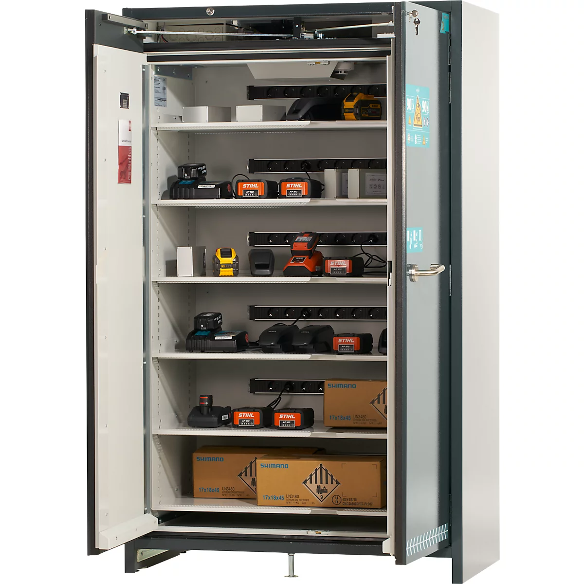 Offener Schrank mit Werkzeugen, Batterien und Ladegeräten. Einige Werkzeuge sind an schwarzen Halterungen befestigt. Auf den unteren Regalen befinden sich Kisten.