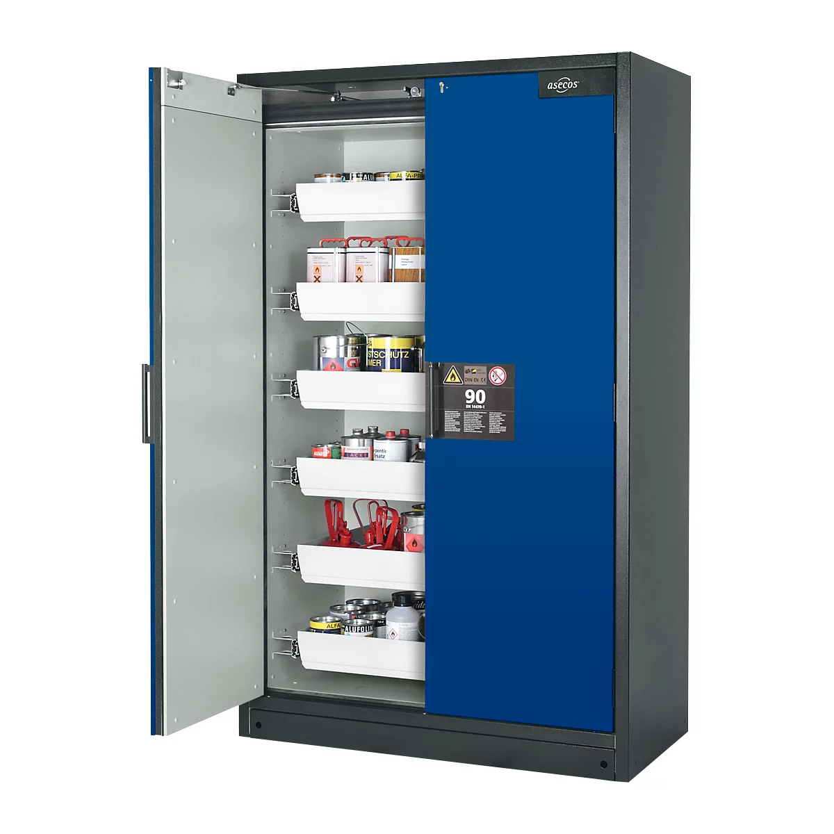 Blauw-grijze veiligheidskast met open deur. Binnenin witte planken met chemicaliën. Er is een bord op de deur.