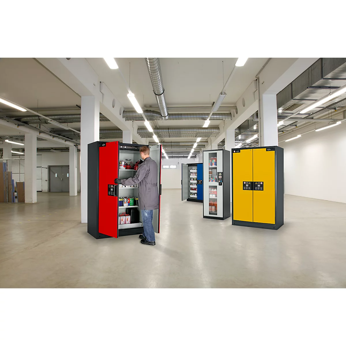 Een man staat voor een rode kast. Er staan 