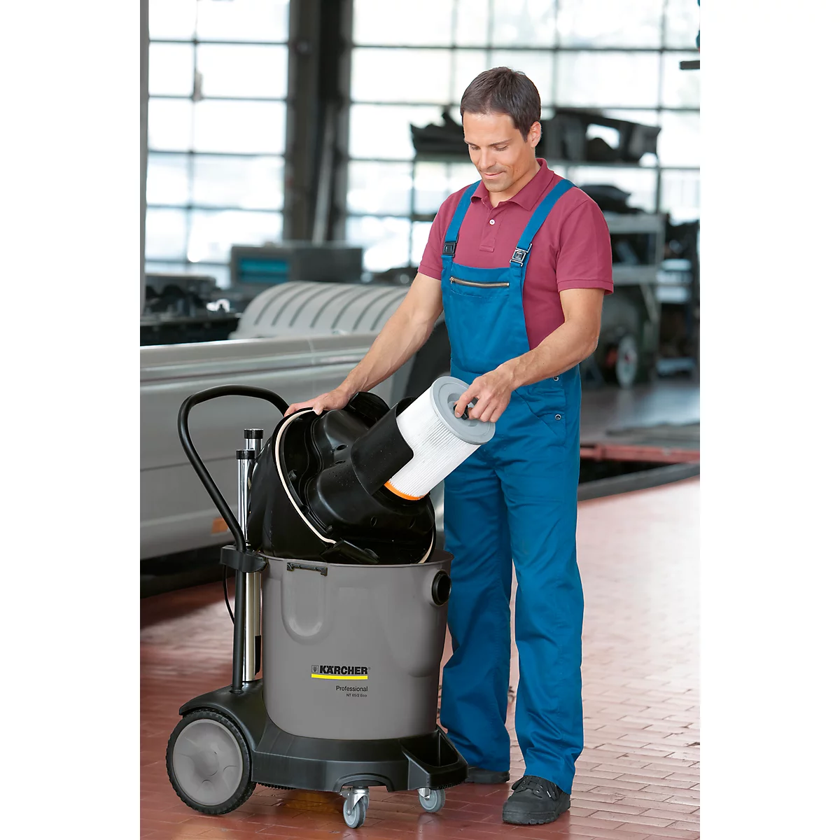 Aspirateur mouillé/sec NT70 KÄRCHER®, 2400 watts, châssis basculable, divers accessoires