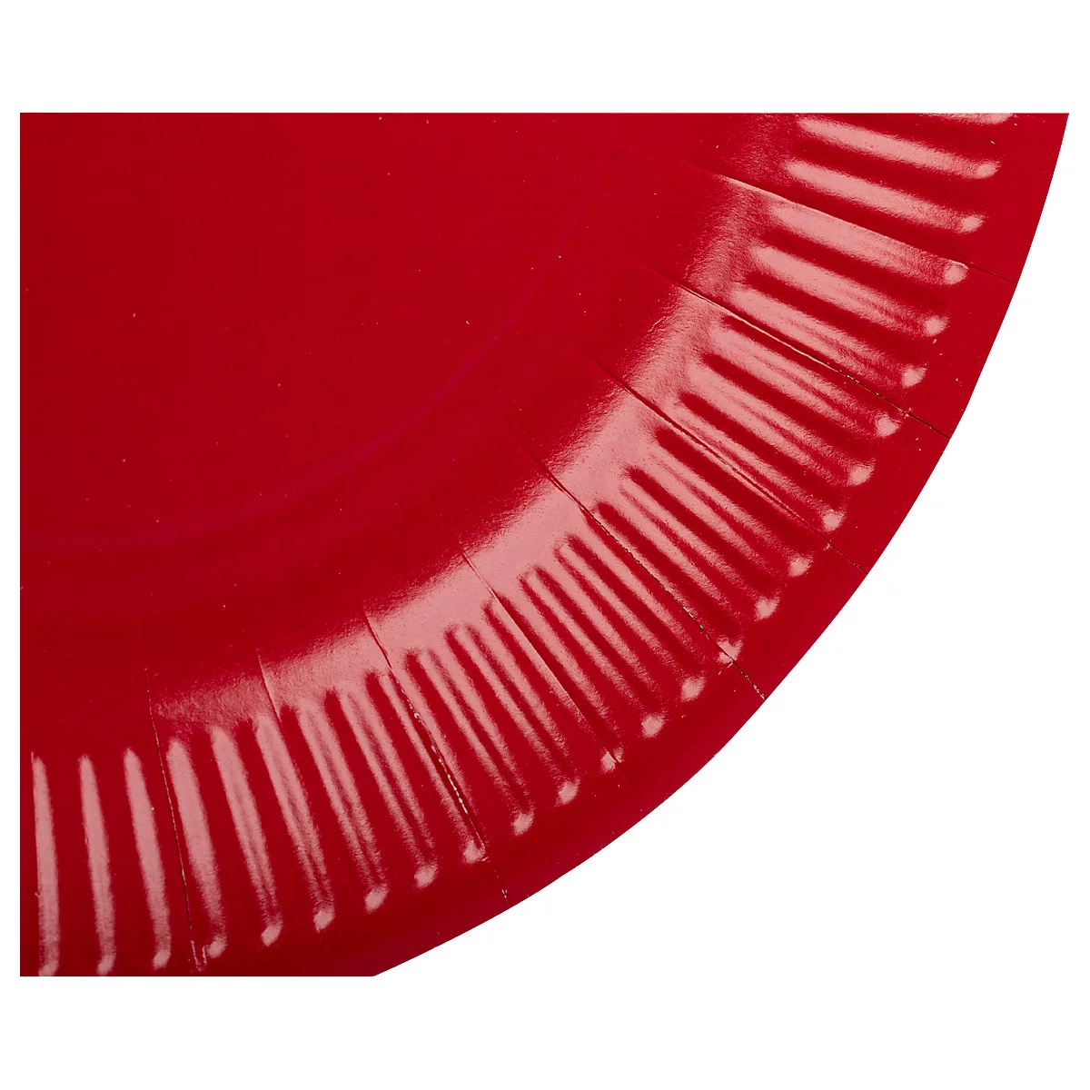 Détail d'une assiette en carton rouge, montrant le bord cannelé et une partie de la surface lisse.