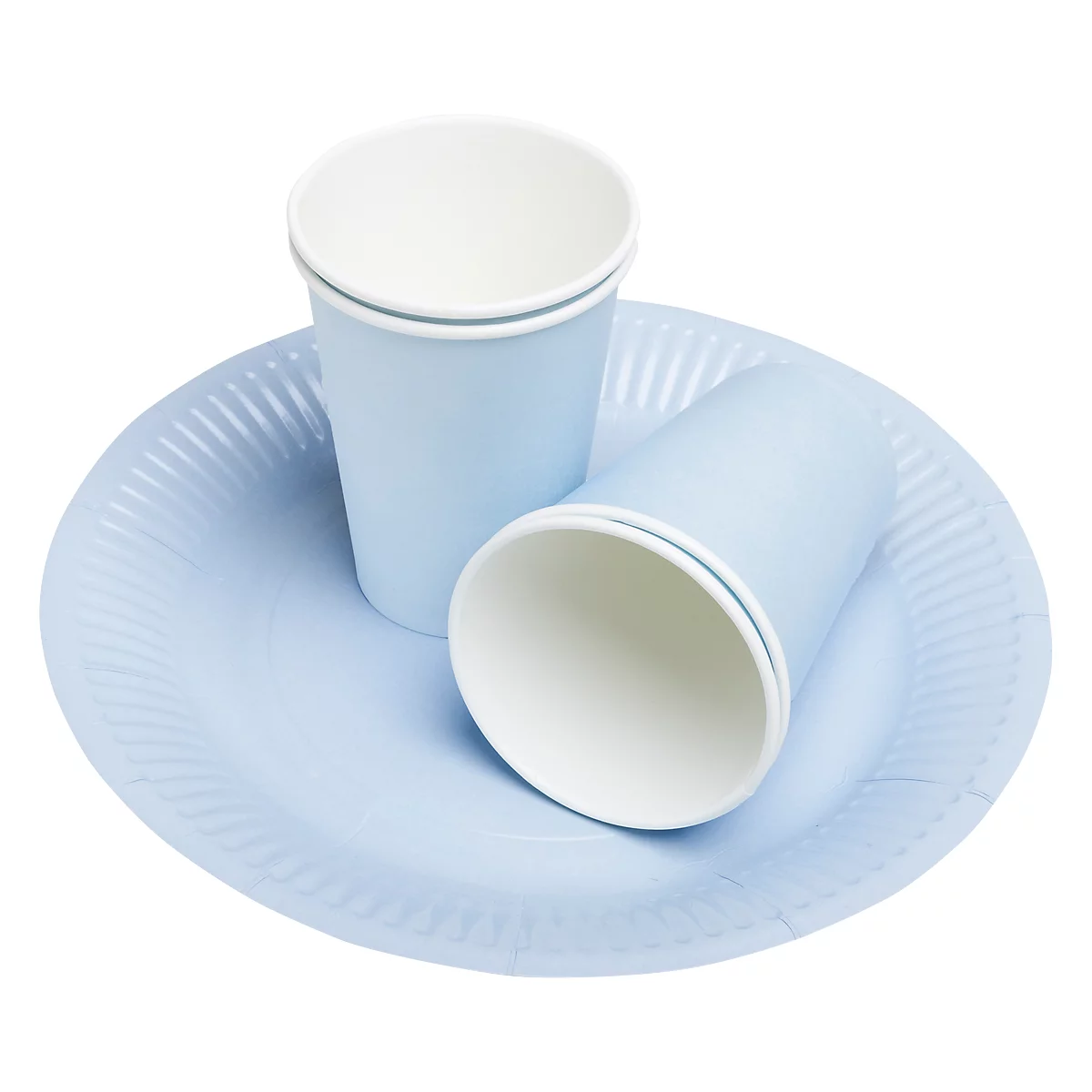 Deux gobelets en papier bleu clair et une assiette. Un gobelet est debout, l'autre est couché sur l'assiette. Les deux sont blancs à l'intérieur.